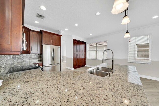 Building Photo - 5878 Bay Hill Cir