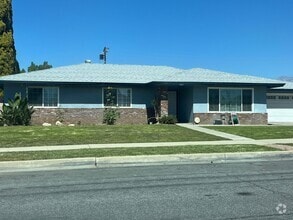 Building Photo - Large 3 Bed. 2 Bath with Pool