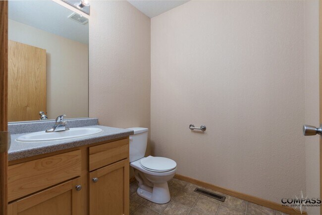 Building Photo - SPACIOUS UPDATED TOWNHOME WITH IN-UNIT LAUNDRY