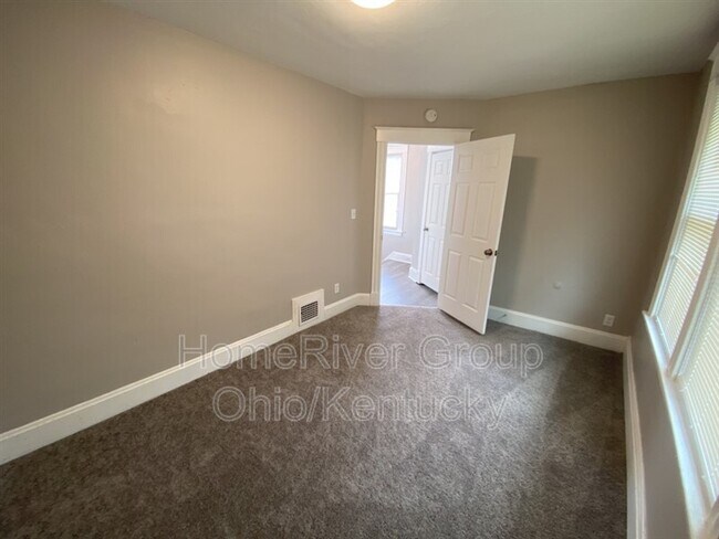 Building Photo - 1008 Lusitania Ave