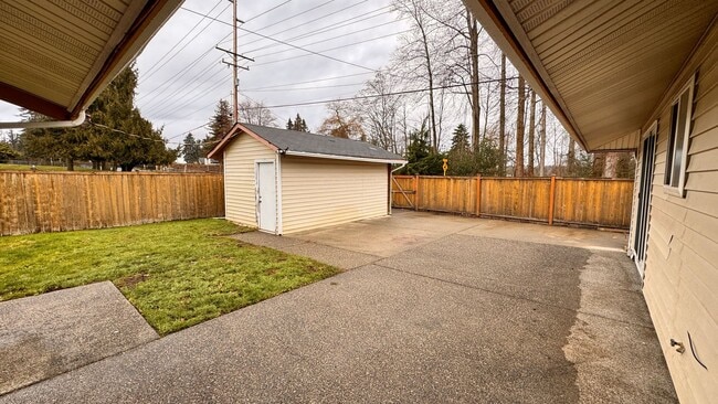 Building Photo - 3 Bedroom Rambler with Mother-In-Law Suite