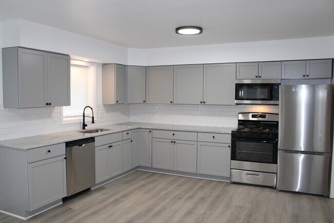 Building Photo - 4 Bedroom and 3 full bath home in Kansas C...