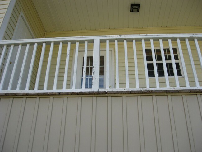 Building Photo - 323 Laurel Oak Ln