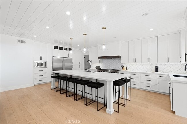 Building Photo - 5946 Woodlake Ave