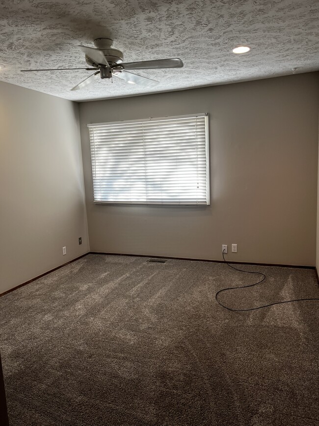 Master bedroom - 13809 Greenfield Rd