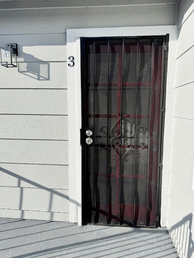 Building Photo - Bright Upstairs 2-Bedroom Apartment in Prime Long Beach Location