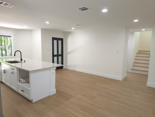 Building Photo - 14 Lehigh Springs Dr