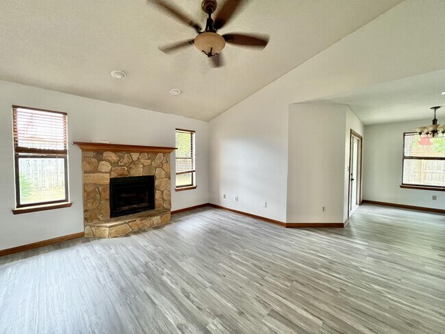Building Photo - 413 Primrose Cir