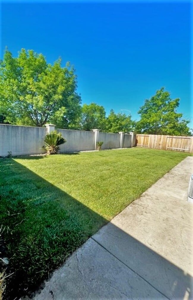 Building Photo - Hard to find Dixon single story home!