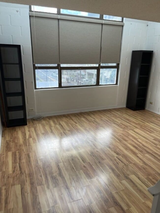 Building Photo - Move in Ready! Spacious 2/1 in town!