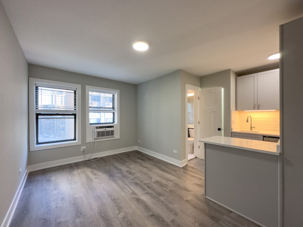 Building Photo - 545 W Belmont