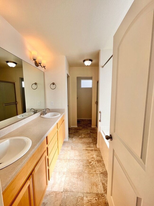 Building Photo - Spacious 3 Bedroom, 2.5 Bathroom Just South of Loveland