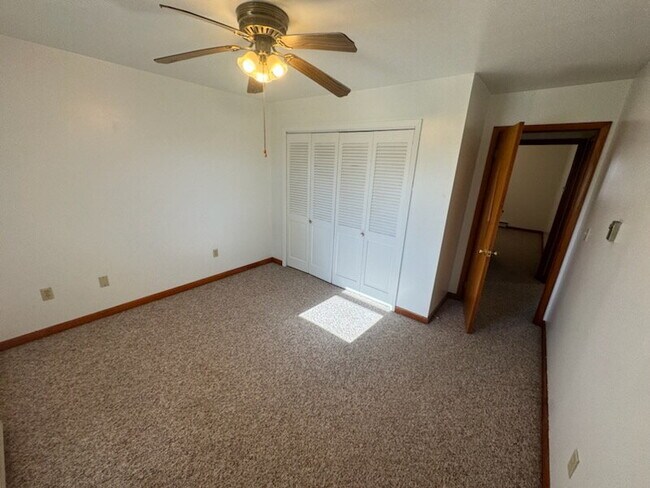 Building Photo - 2 Bed Single Level Apartment