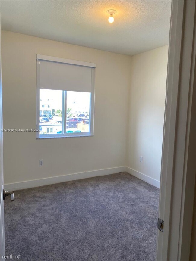 Building Photo - 3 br, 2.5 bath House - 10300 NW 66th St Ap...