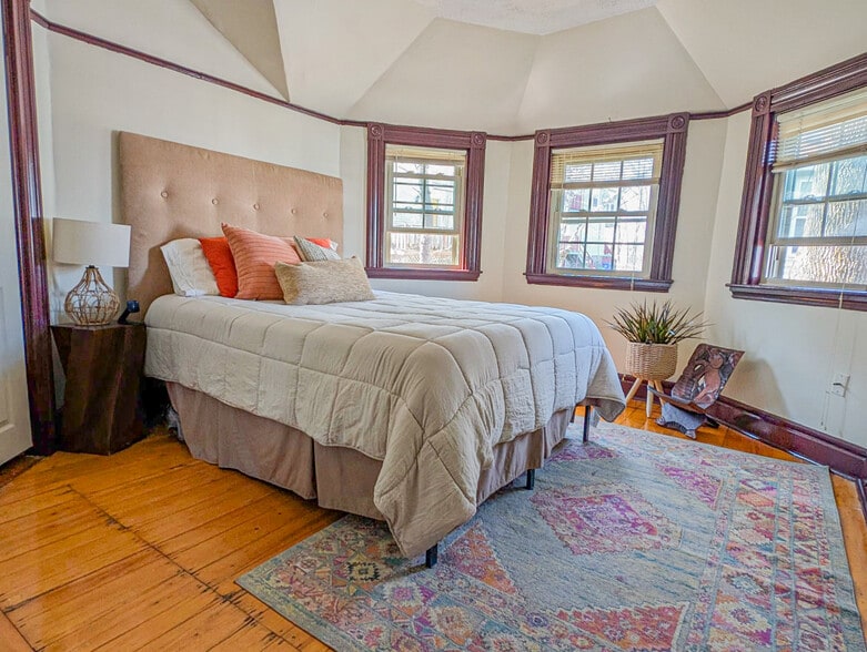 Building Photo - 15 Rosseter St