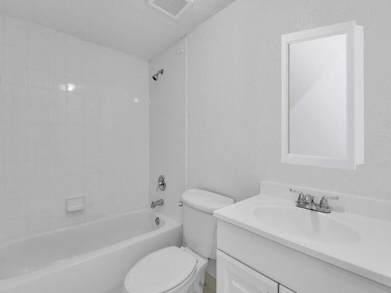 Building Photo - 4617 Bayshore Dr