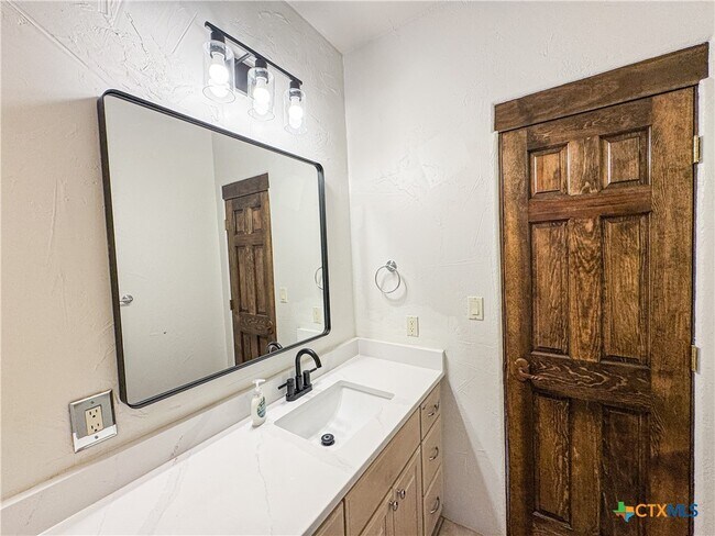 Building Photo - 2000 Village Oak