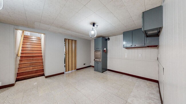 Building Photo - Hikes Point 3 Bed/2 Bath with Basement & Fenced-in Yard