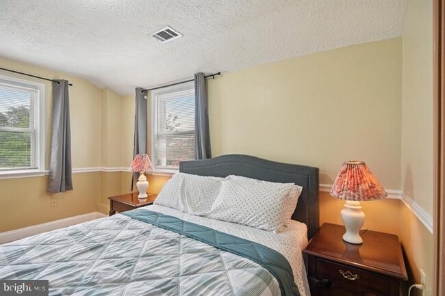 Building Photo - 3705 S Four Mile Run Dr