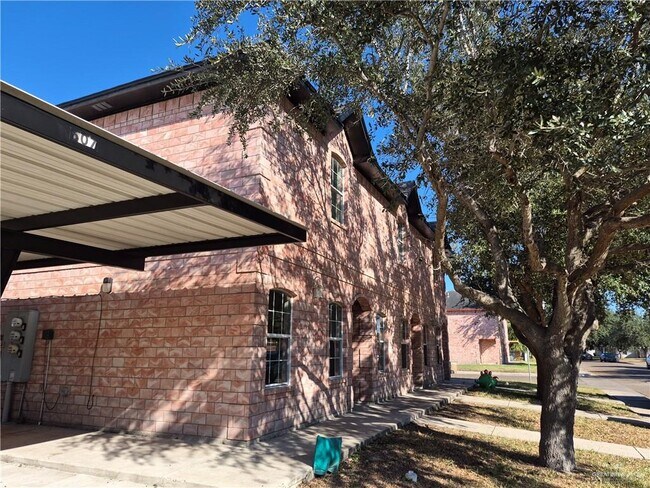 Building Photo - 19 Jade St