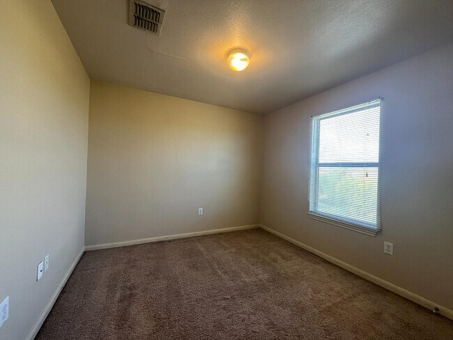 Building Photo - 10503 Hunters Pond