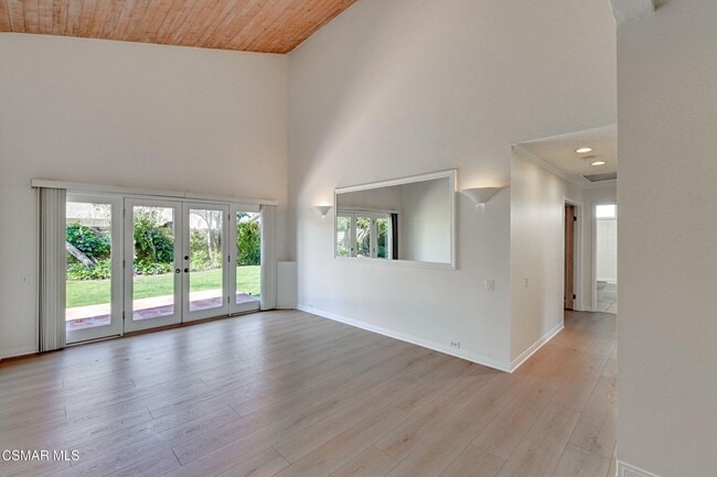 Building Photo - 2923 E Sierra Dr