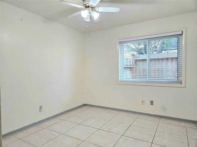 Building Photo - 2210 Brook View Ln