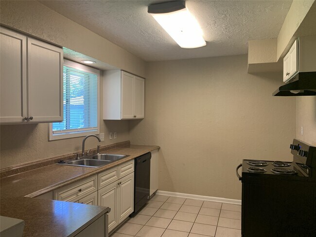 Building Photo - 5815 Darlinghurst Dr