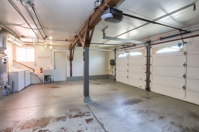 Building Photo - 4 Bed / 2 Bath Daly City Home With Stunnin...