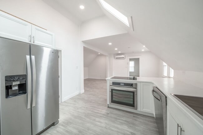 Building Photo - Updated Tremont 1 Bedroom
