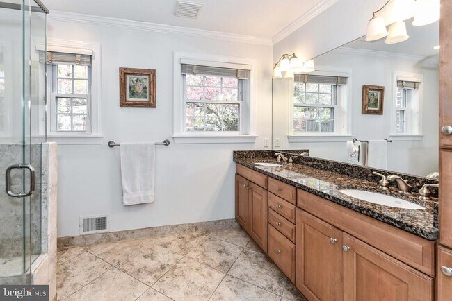 Building Photo - 3061 N Oakland St