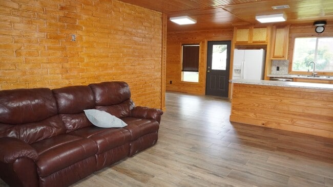 Building Photo - 902 Hidden Valley Dr