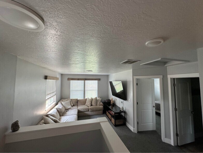 Building Photo - 520 W 1570 N