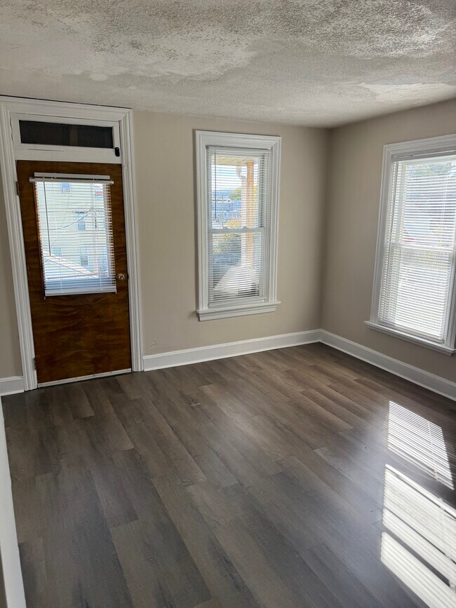 Building Photo - 402 4th St