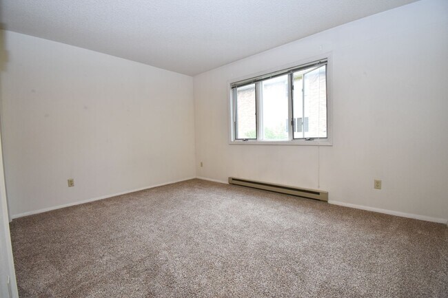 Building Photo - 2 Bedroom 1 Bath Centrally Located! Close ...