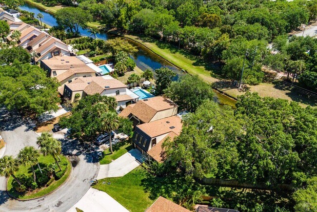 Building Photo - 1048 Raintree Dr