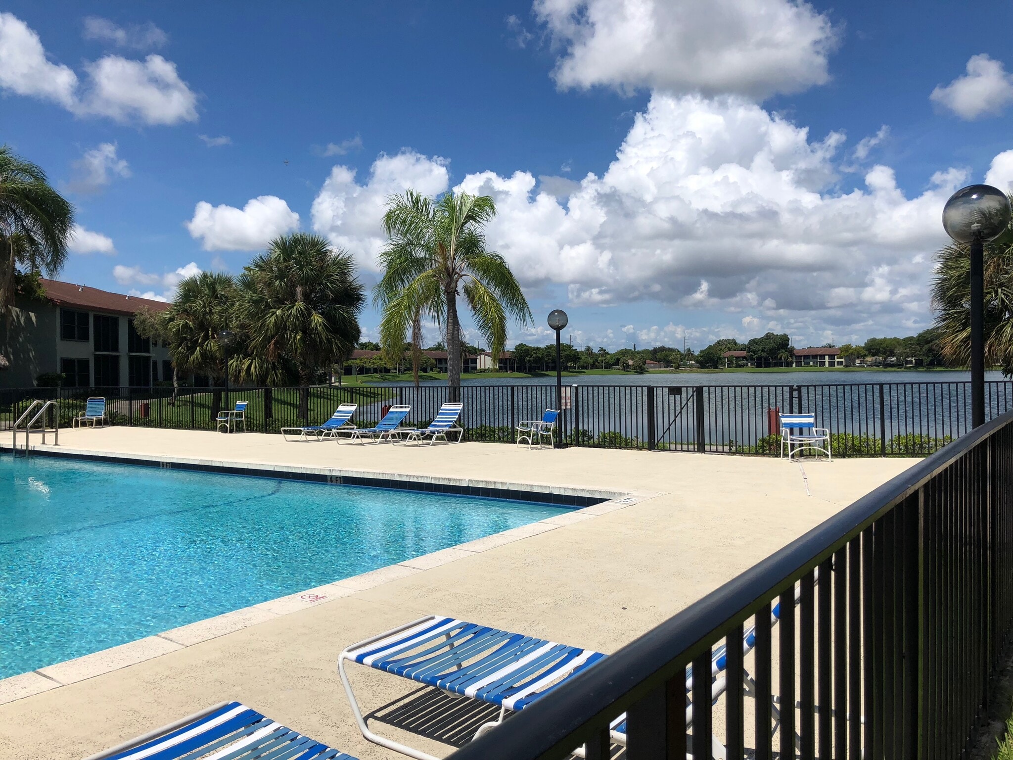 Building Photo - 210 Lake Pointe Dr