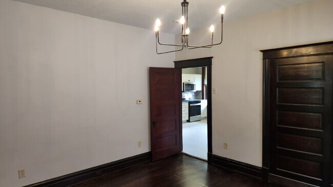Building Photo - "Spacious 5-Bedroom Gem with 2 Full Baths in St. Louis – Your Ideal Family Home Awaits!"