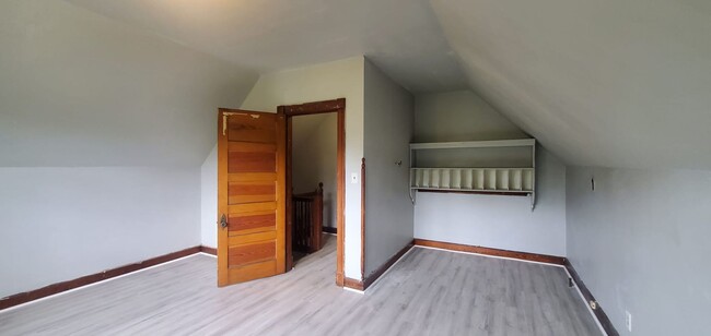 Building Photo - Huge 4-bedroom house