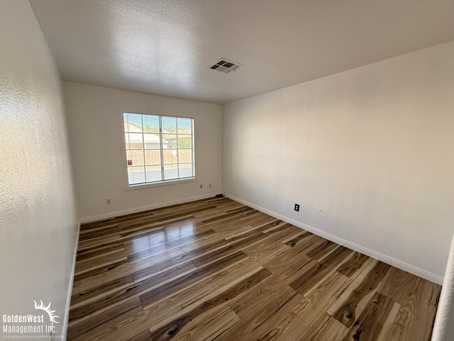 Building Photo - Beautifully Maintained 2Bdm 2Ba Two-story ...