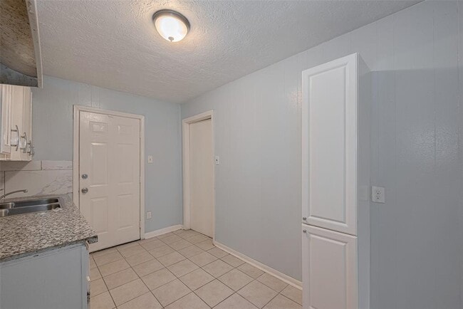 Building Photo - 4906 Larkspur St