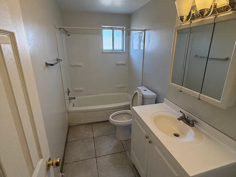 Building Photo - 2472 Warren Pky