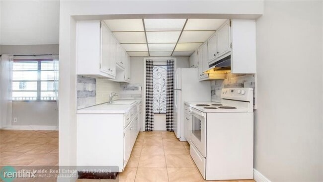 Building Photo - 1 br, 1 bath House - 1855 Plunkett St Apt 403