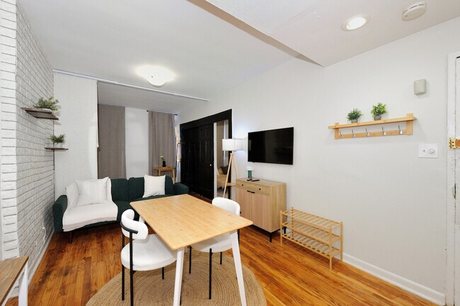 Building Photo - 404 W 40th St
