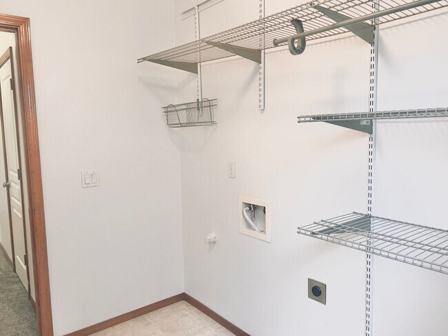 Building Photo - Enormous 4 Bed 2.5Bath + Bonus Room Great Lacey Neighborhood