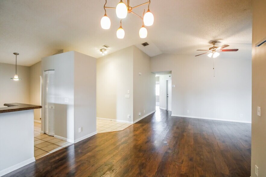 Building Photo - 333 W Riverbend Dr