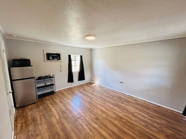 Primary Photo - 553597 US-1