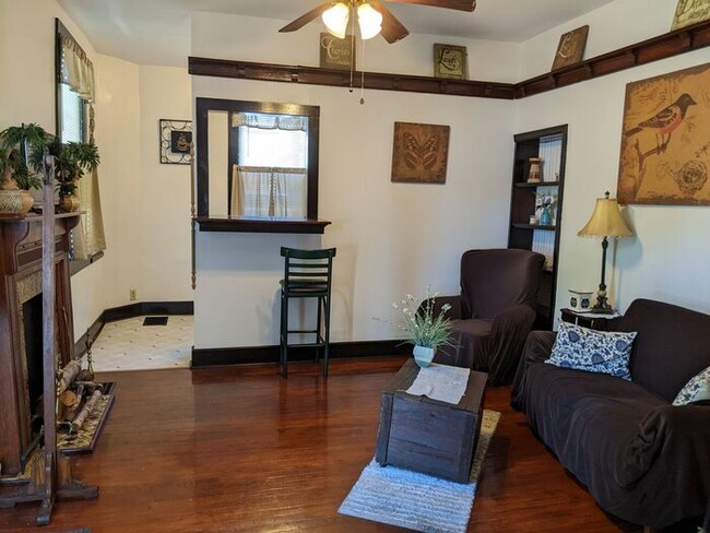 Building Photo - Cute 1 Bedroom Close to Campus w/All Utili...