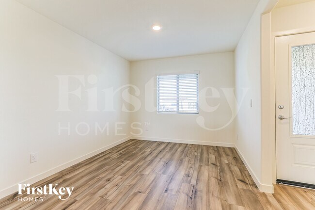 Building Photo - 1067 W 20th St