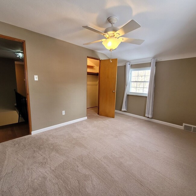 Building Photo - Upper St. Clair 4 Bedroom Home - In ground...